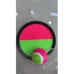 Игра с лепящо топче