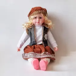 Кукла Мелиса с лента с кафяво елече